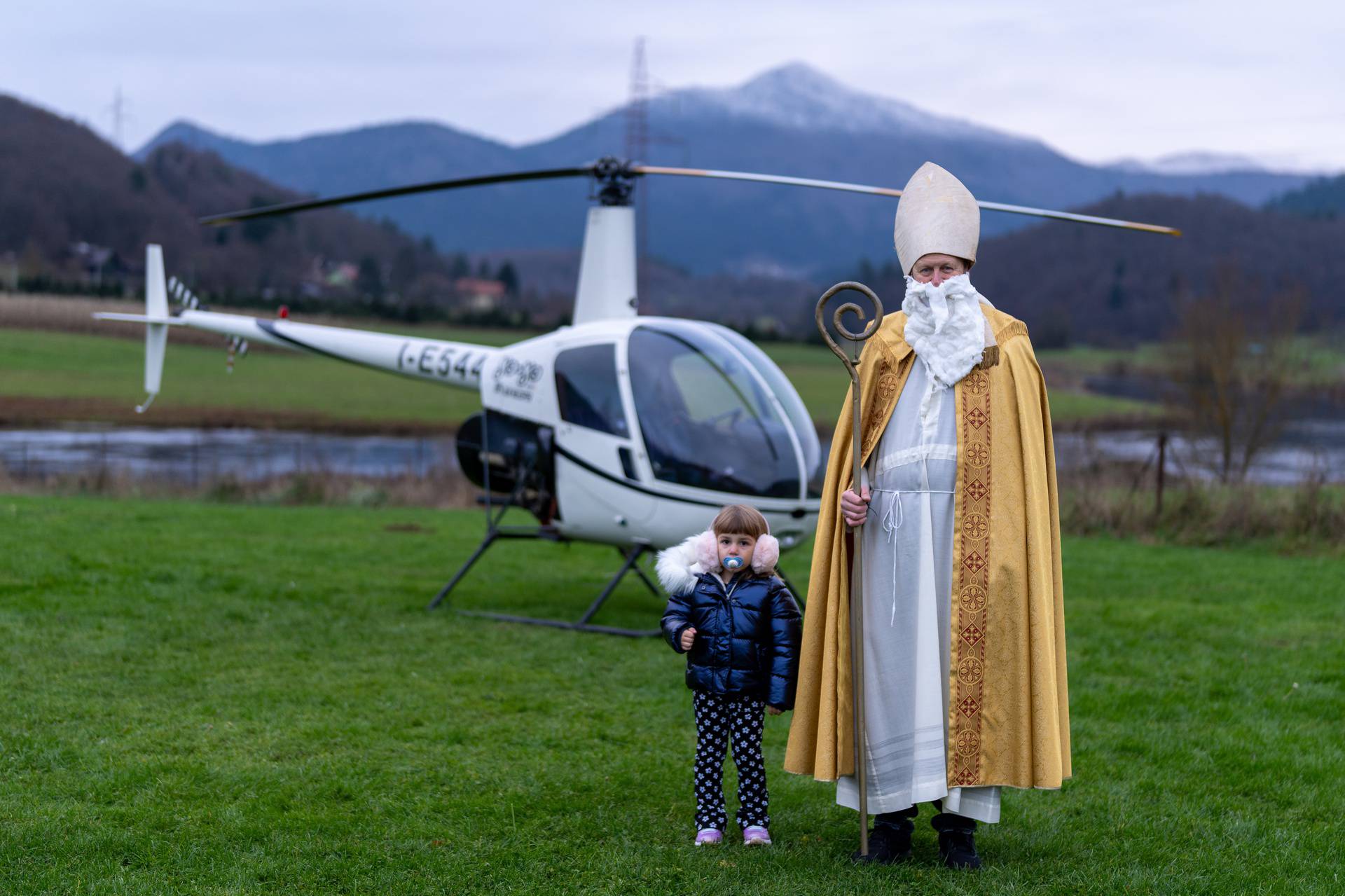 Otočac: Sveti Nikola sletio helikopterom te podijelio poklone štićenicima doma za starije i nemoćne Dujmović