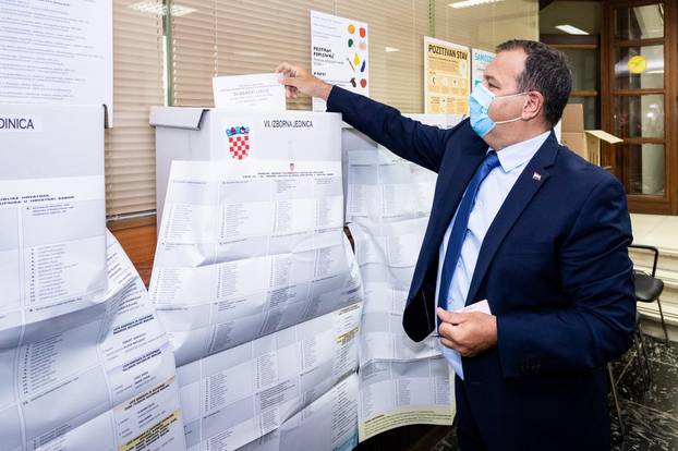 Ministar zdravstva Vili Beroš glasovao na glasačkom mjestu u Splitu