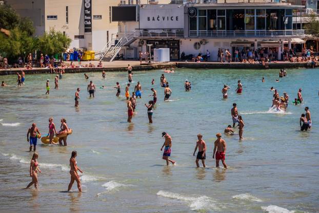 Split: Kupači na plaži Bačvice