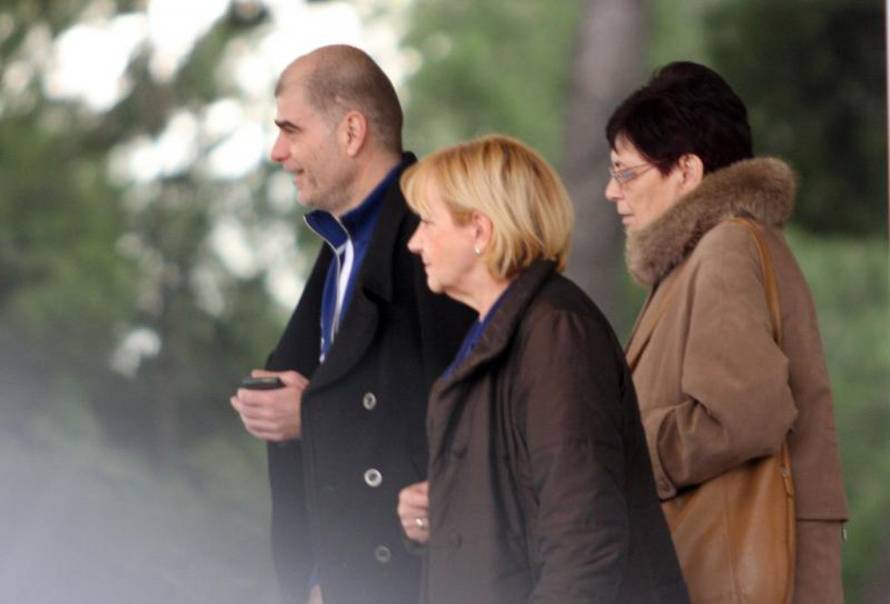 Severina vrijeme u bolnici krati surfanjem, stalno ima posjete