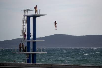 FOTO U Zadru sezona još traje! Turisti se zabavljali skokovima u more unatoč jakom jugu