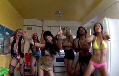Raskalašeni party: Vanessa u spotu za '$$$ex' pleše 'bootie'
