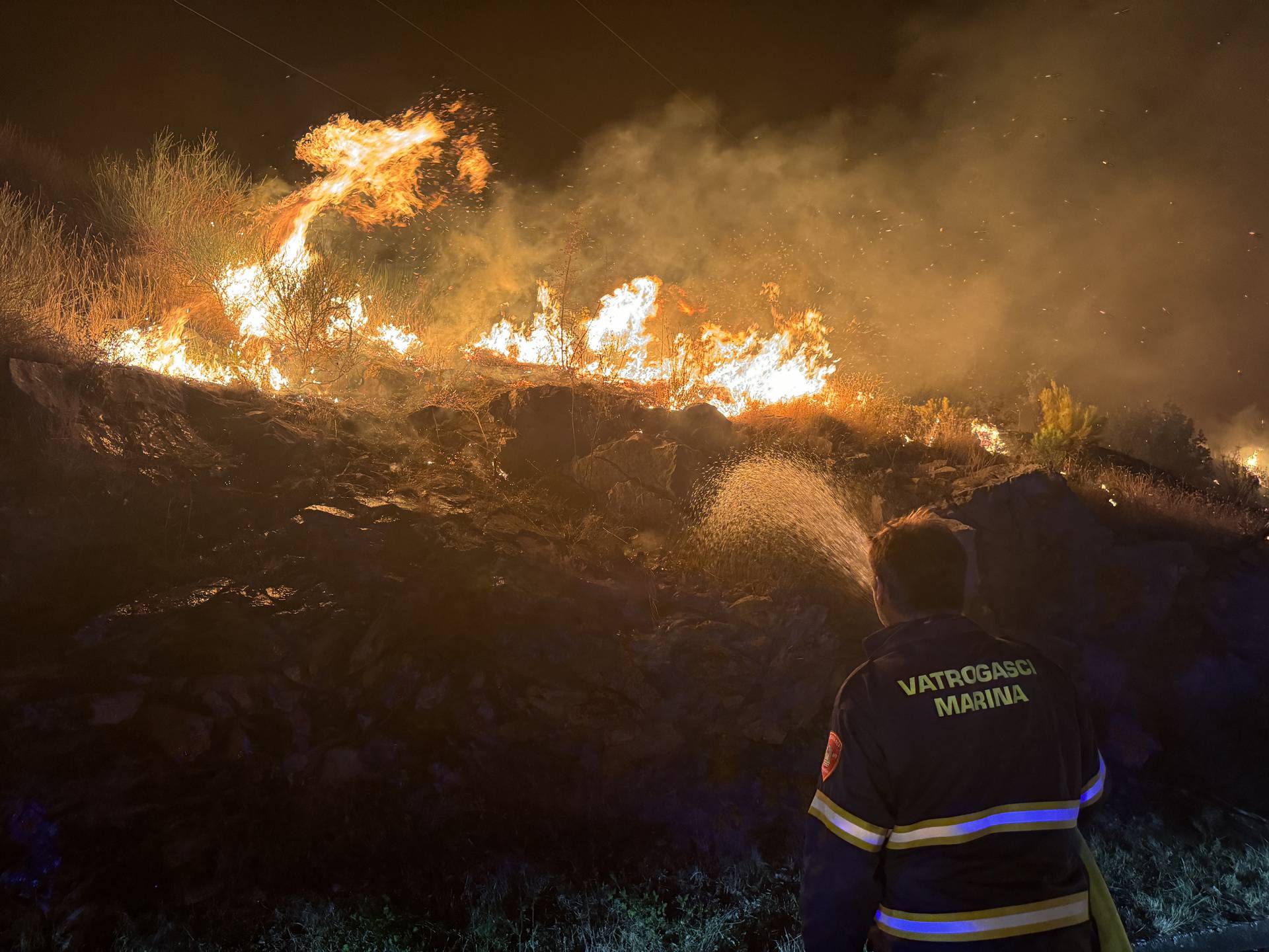 Jak vjetar stvara poteškoće vatrogascima na požarištima kod Žrnovnice, Srinjina i Sitnog Donjeg