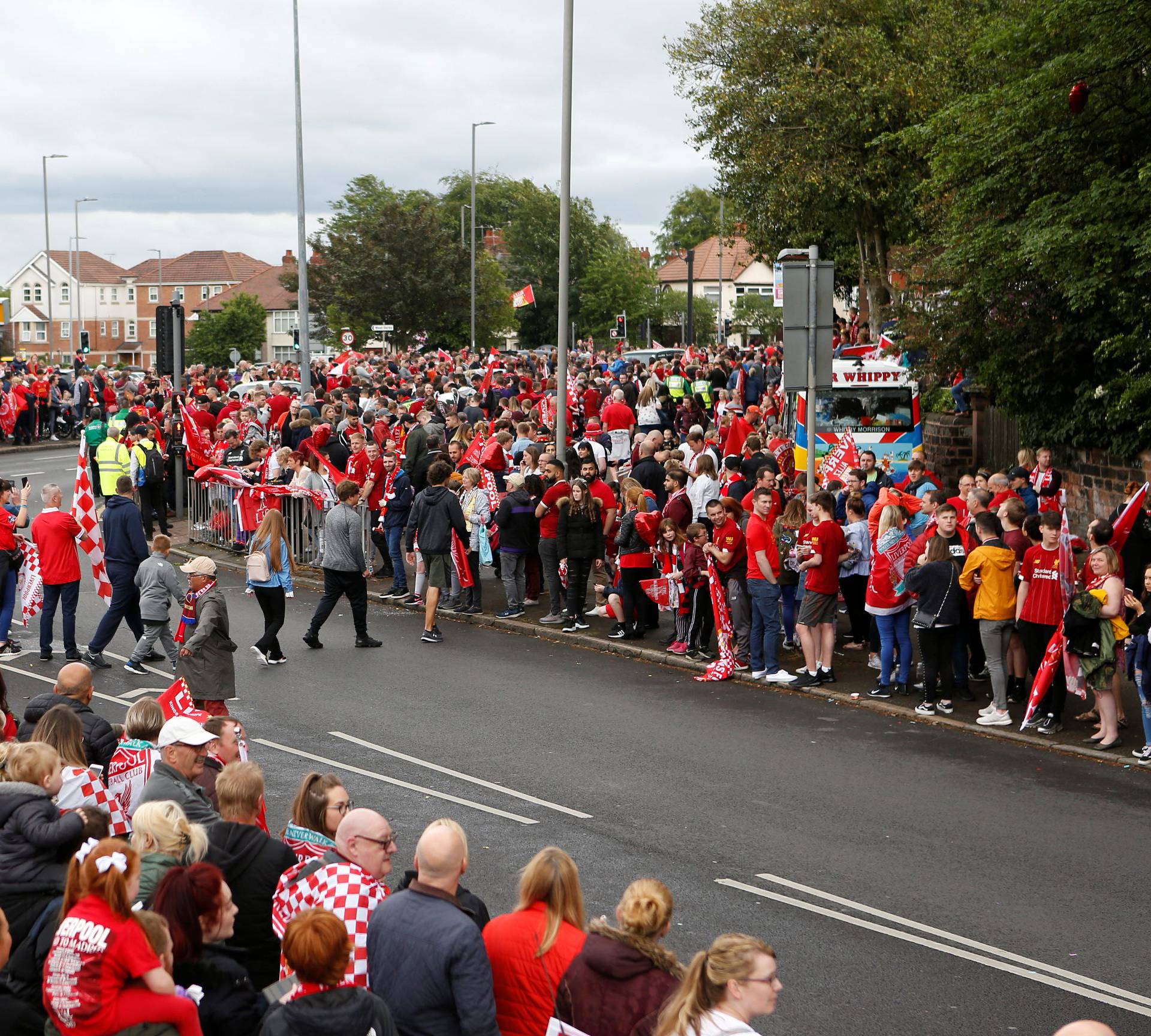 Šampion Liverpool došao kući, spektakularna parada u gradu