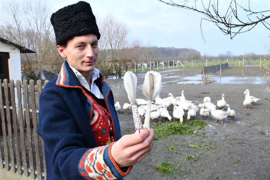 Mala Kopanica: Darko Radičević od guščjeg perja izrađuje peruškice - zaboravljeno kuhinjsko pomagalo