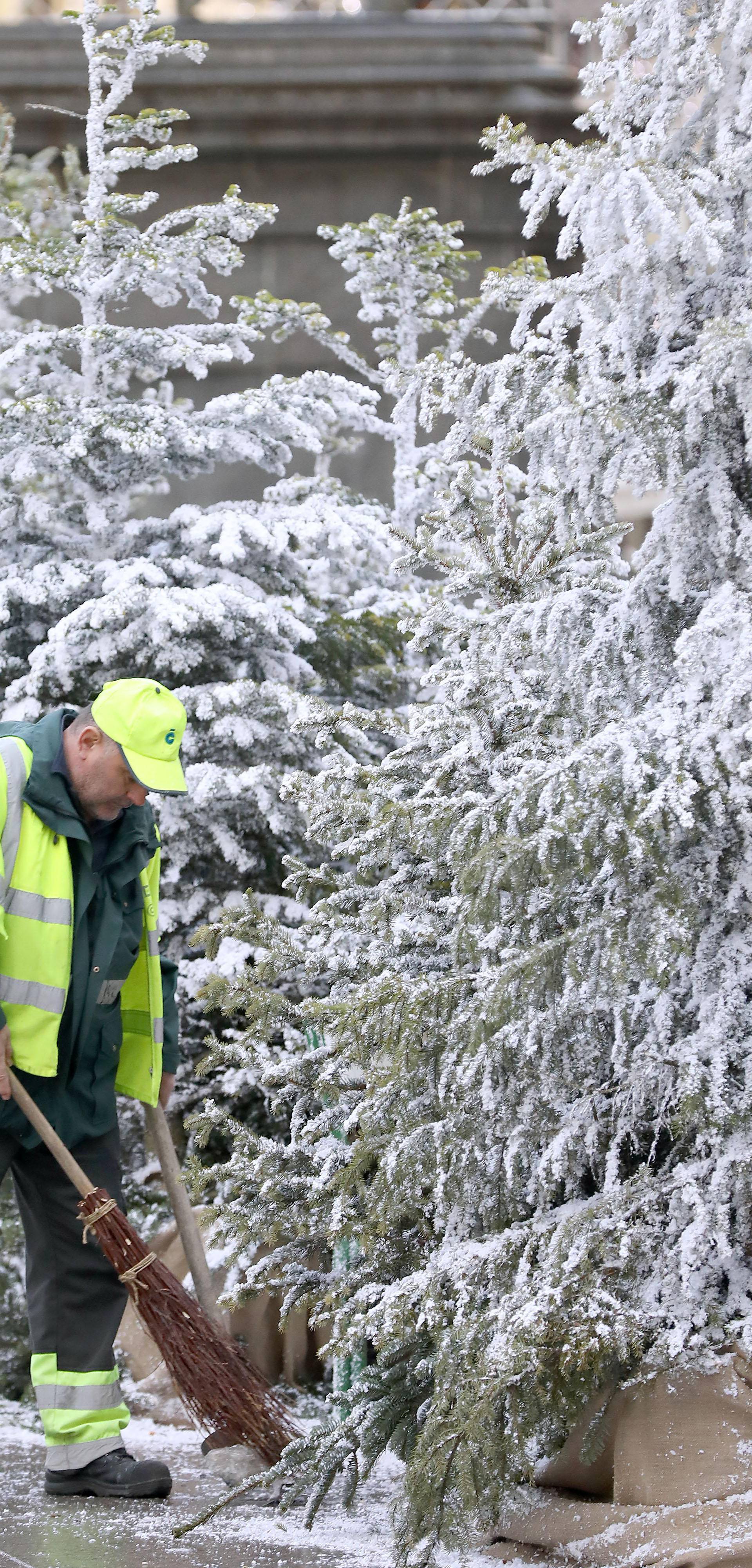 Zagreb: Umjetni snijeg na glavnom Trgu mogao bi popodne zamijeniti i onaj pravi