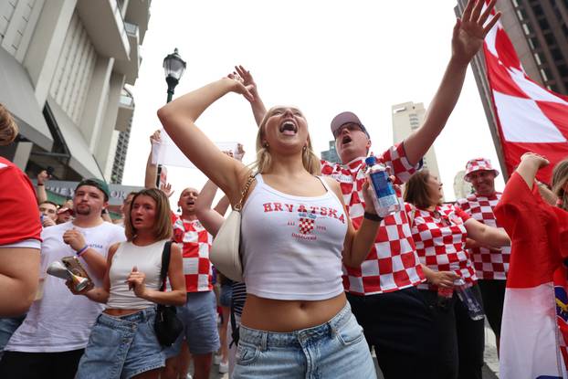 SP 2026 Philadelphia: Navijači se okupljaju prije razvijanja hrvatske zastave uoči utakmice s Ganom