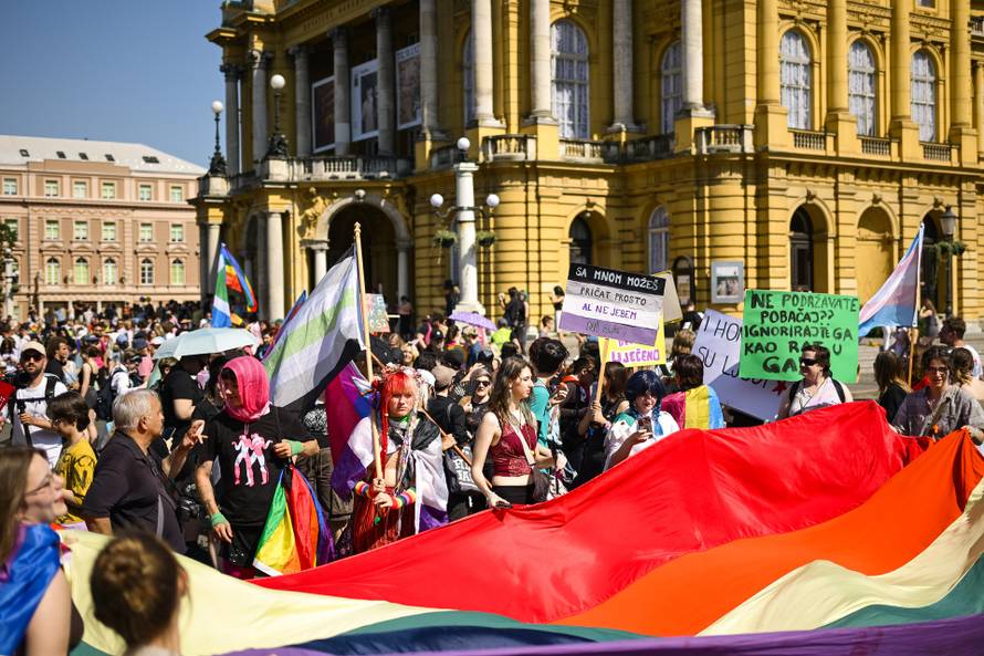 Zagreb: 24. Povorka ponosa LBGTIQ zajednica "Puna usta ponosa" prolazi centrom grada