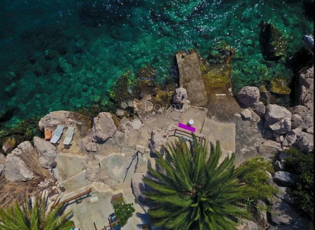 Idila na Hvaru: Kamena kuća sa 'svojom' plažom i privatnim vezom za 3,5 milijuna eura