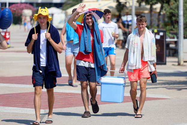 Novalja: Turisti se na razne načine štite od toplinskog vala i temperature koja je u jutarnjim satima dosegnula 32 stupnja Celzijeva