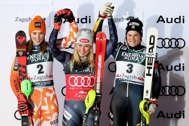 Petra Vlhova, Mikaela Shiffrin i Anna Swenn Larsson na postolju nakon odvožene druge vožnje ženskog slaloma 