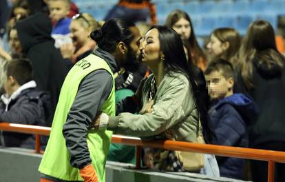 Vrući poljubac na Šubićevcu: Lijepa Ruskinja utješila tužnog igrača Šibenika nakon poraza