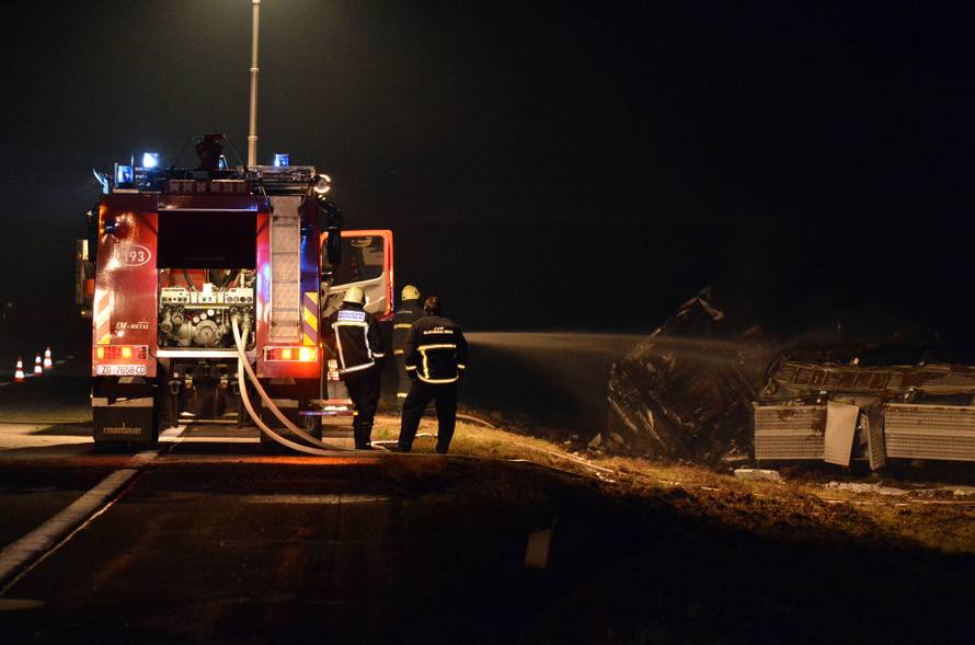 Na autocesti Bregana-Lipovac prevrnula se cisterna i zapalila