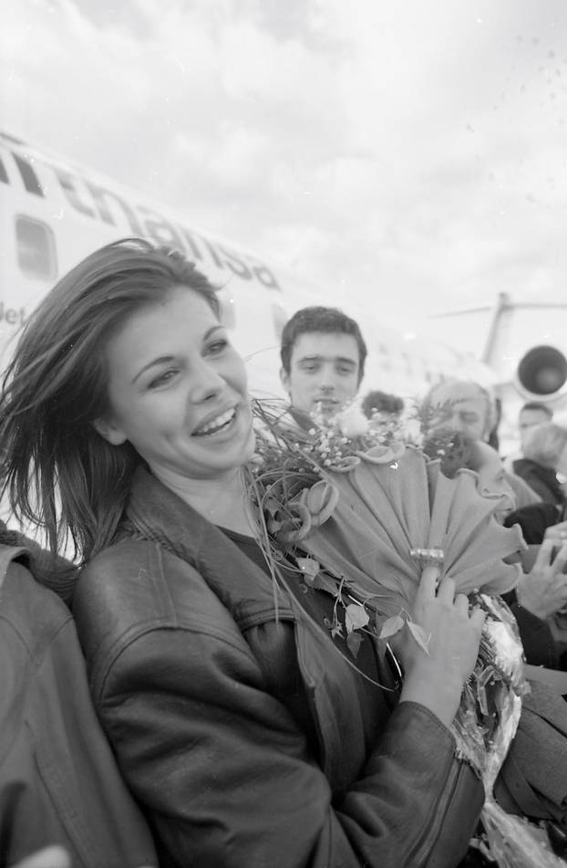 Zagreb: Povratak Anice Kovač s izbora za Miss svijeta gdje je okrunjena prvom pratiljom, 20.11.1995.