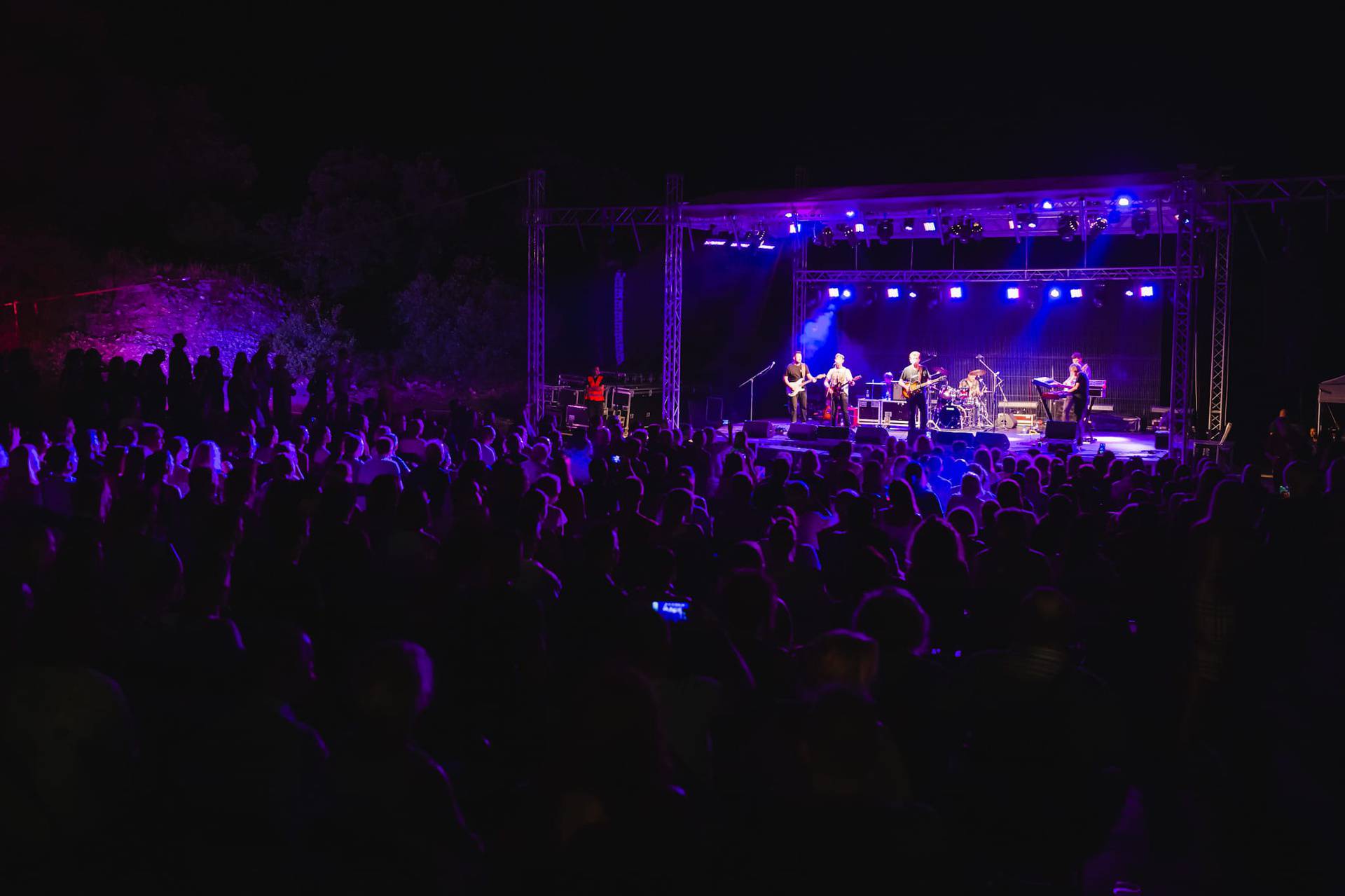 Bajaga i Instruktori u Vrsaru su otvorili treće izdanje festivala 'U zagrljaju kamena i mora'