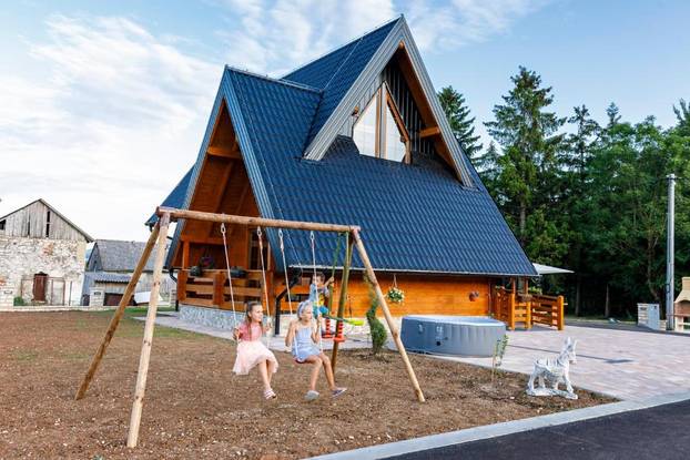 FOTO Zavirili smo u skrivenu drvenu oazu nadomak Plitvica