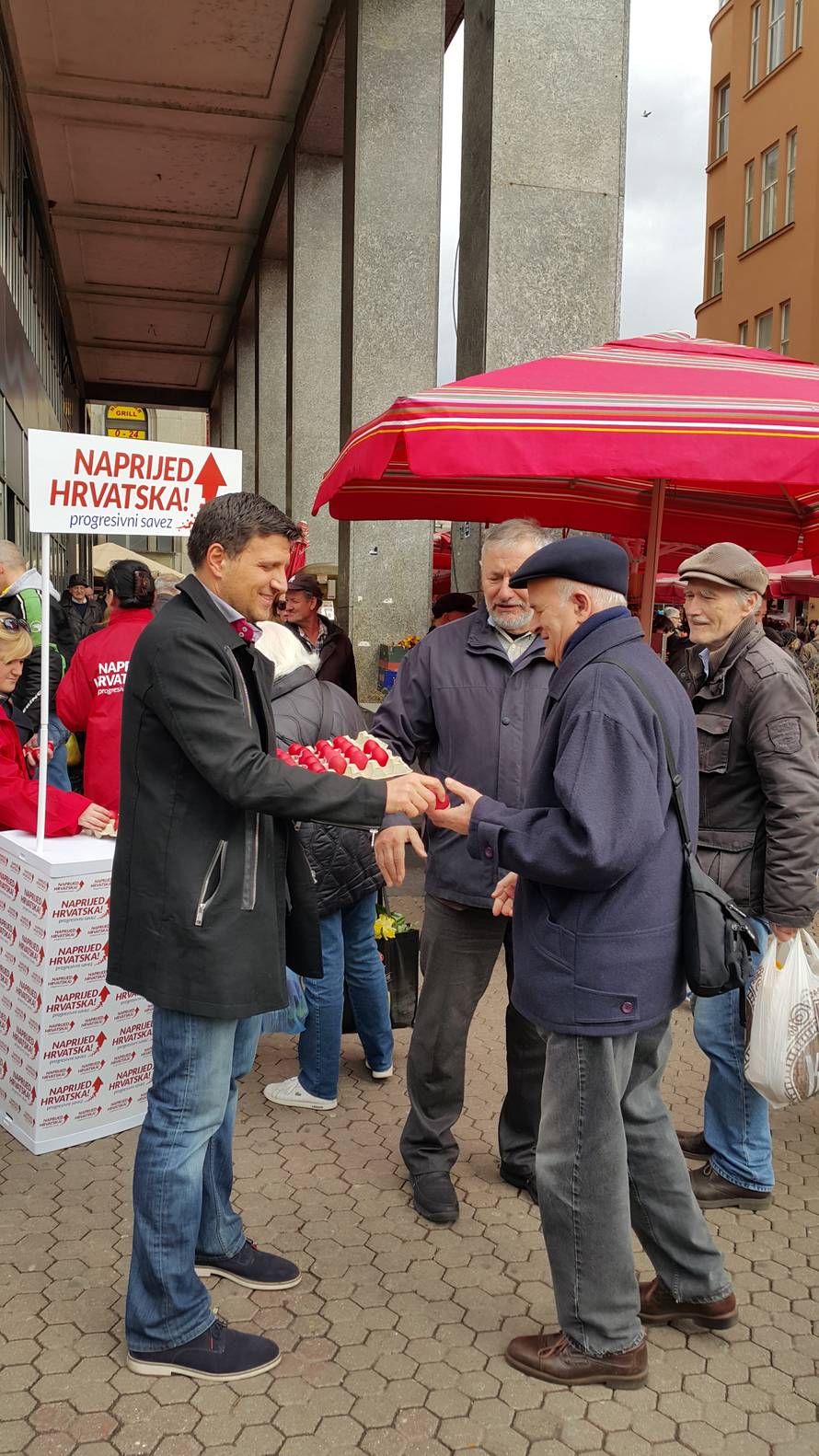 U dva dana spremili  2500 pisanica i podijelili ih na Trgu