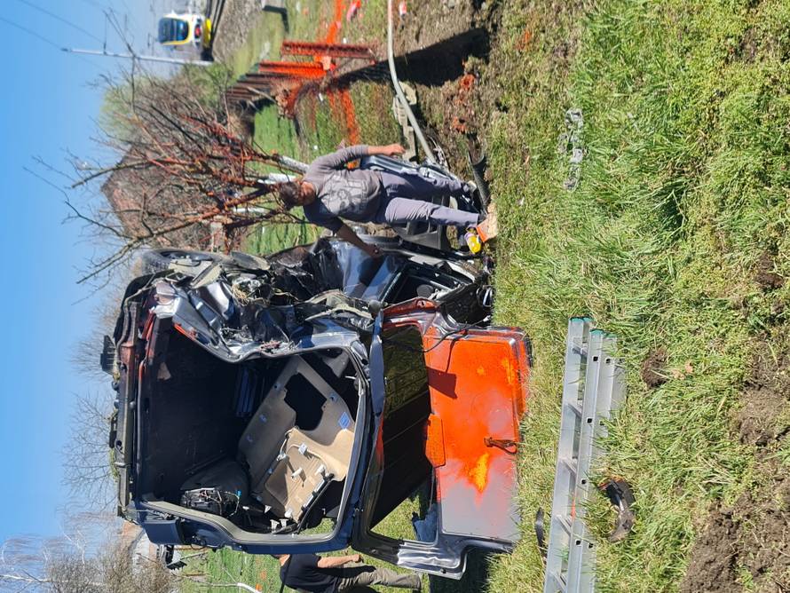 FOTO Nevjerojatno! Na auto u Slavoniji naletio vlak i potpuno ga smrskao, a čovjek preživio
