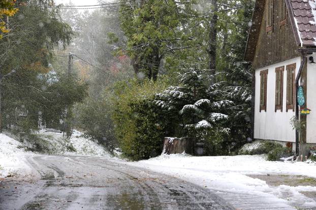 Snijeg počeo padati u Begovom Razdonju na tisuću metara nadmorske visine