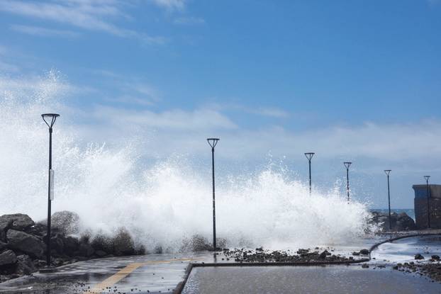 Strong waves hit Gran Canaria as Storm Therese prompts alert