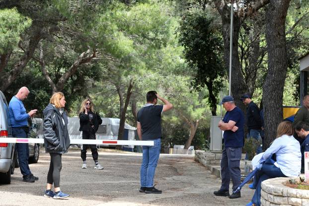 Tisno: Državni inspektorat došao zatvoriti Kamp Jazinu, mještani se pobunili