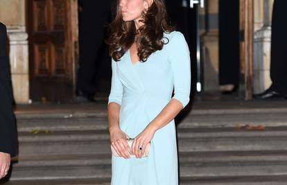 Lijepa trudnica Kate istaknula duge noge na večeri u muzeju