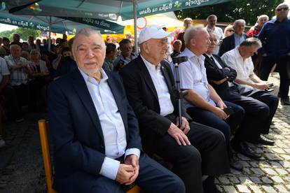 FOTO Veselo u Kumrovcu: Tisuće na obilježavanju rođendana Tita, stigao i Stjepan Mesić