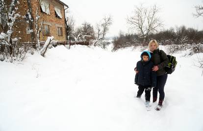 Odsječeni: Djeca su lopatama micala snijeg da dođu do škole
