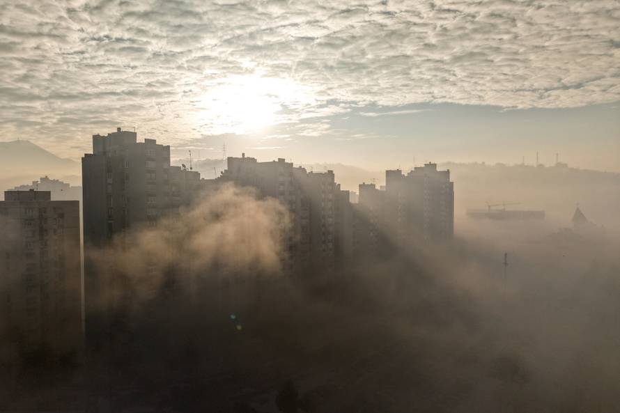 Pogled iz zraka na Sarajevo obavijeno maglom i smogom