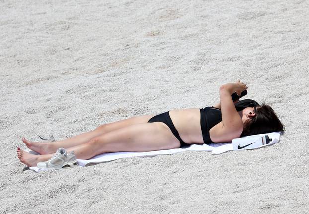 Na šibenskoj plaži Banj nekoliko osoba se sun?a