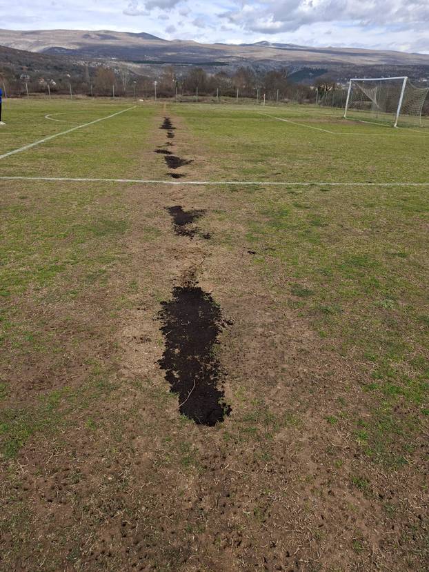 FOTO Sramota u Hrvacama. Ovo je nogometni teren?! Javio se savez, pogledajte što su našli