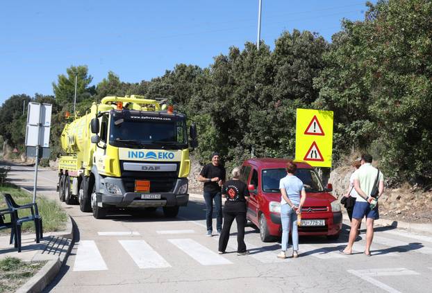 Koroma&ccaron;no: Gra&dstrok;ani bllokirali prometnicu zbog dovoza otpada iz Like