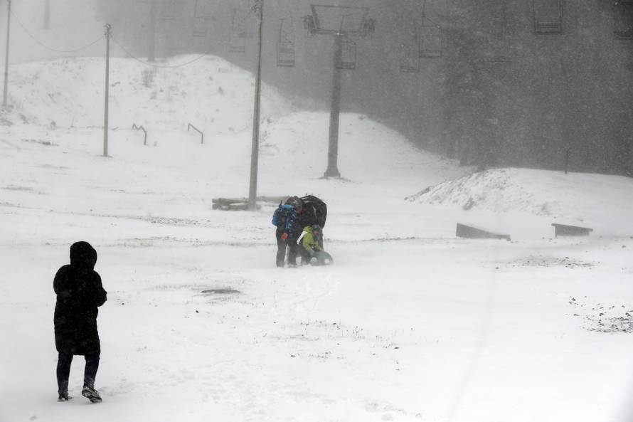 Platak: Zbog lošeg vremena malobrojnii izletnici uživaju u snijegu.