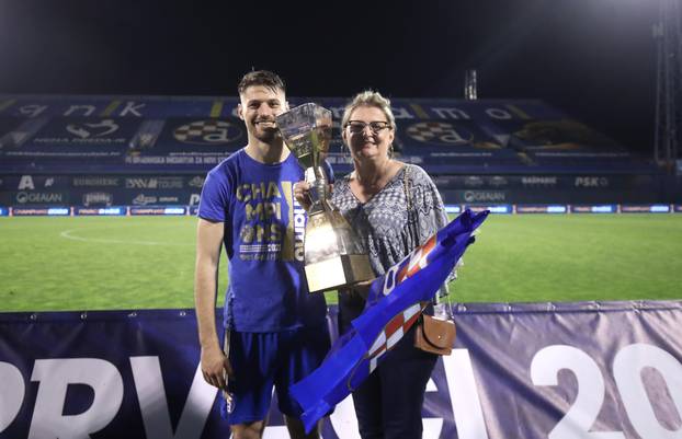 Nogometaši Dinama ponosno pozirali sa svojim obiteljima