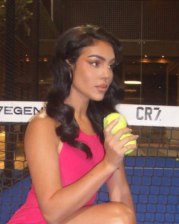 Georgina zaigrala padel u ultra kratkoj haljini. Teren 'planuo', a njezin Ronaldo nigdje na vidiku!