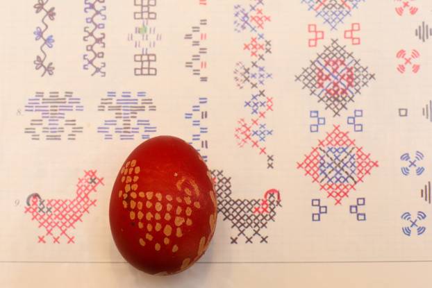 Beli Manastir: Pokazna radionica ukrašavanja pisanica motivima baranjskog šokačkog veza