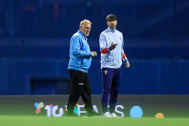 Igači u inspekciji terena  uoči početka kvalifikacijske utakmice Hrvatske i Crne Gore za Svjetsko prvenstvo