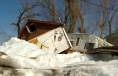 Ledeni val od tri metra uništio kuće uz rijeku Saskatchewan