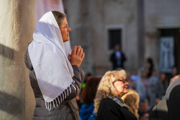 Split: Molitelji se okupili na Peristilu