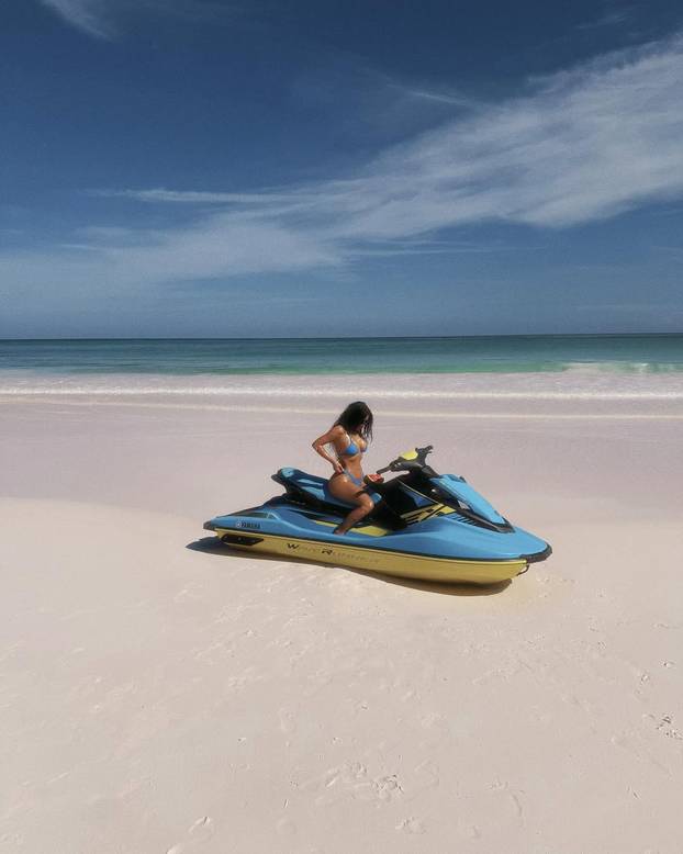 Pogledajte ova 'vruća' izdanja slavnih dama! Vole tangice i čipku i imaju svoju liniju veša...