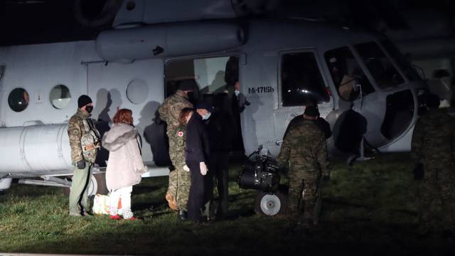 Halikopterom iz Petrinje prema Zagrebu evakuirani štićenici domova za starije