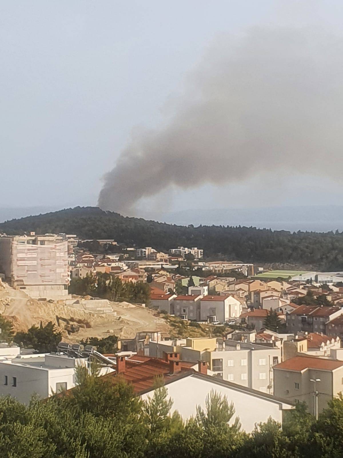 Na terenu su vatrogasci iz Makarske i Omiša, uključila su se i dva kanadera