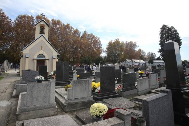 Osijek: Građani obilaze grobove najmilijih na Aninom groblju na dan Svih svetih
