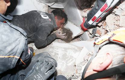 Curica (4) ostala zarobljena u ruševinama nakon potresa, spasili ju nakon četiri dana
