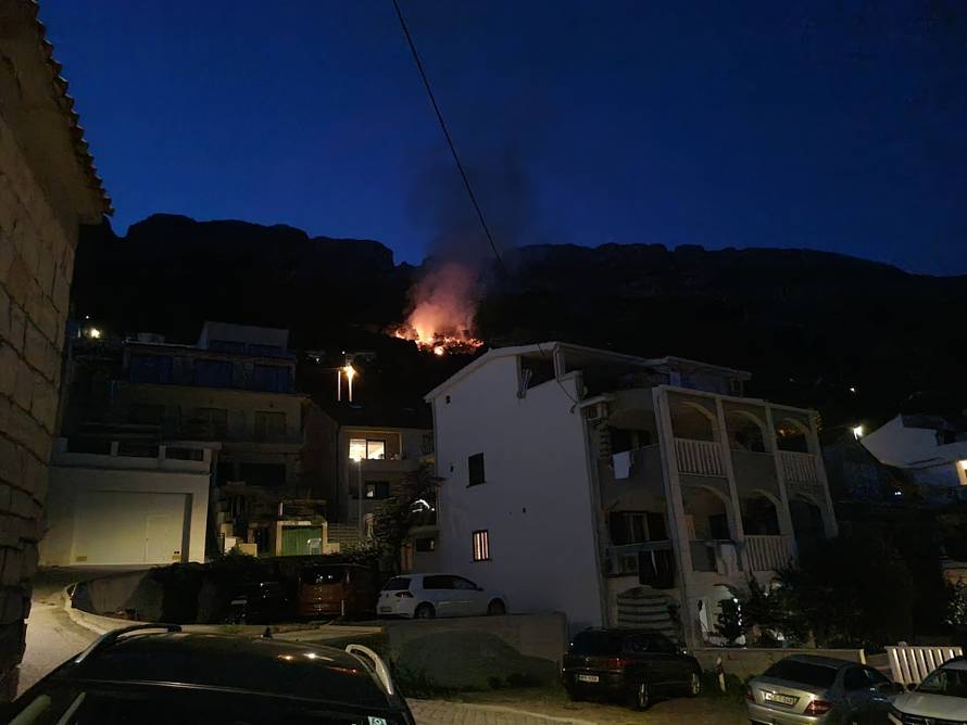 VIDEO Četiri požara kod Brela pod kontrolom, vatrogasci će ostati na terenu čitavu noć