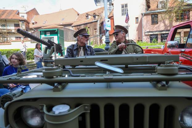 Zagreb: Vladimir Štarkelj iz Old timer kluba Turopolje prava je atrakcija sa svojim ratnim vozilom