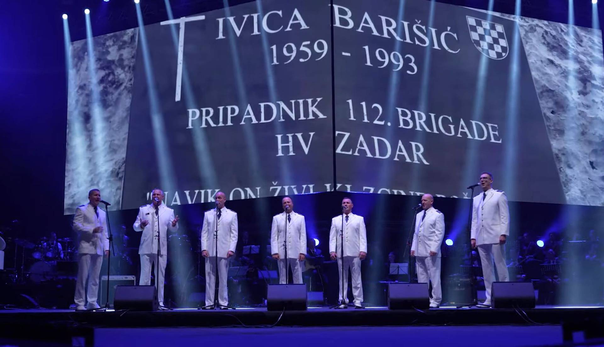 Klapa 'Sveti Juraj' u Areni izvela je Thompsonovu pjesmu: 'Ajme, ja se ježim od glave do pete...'