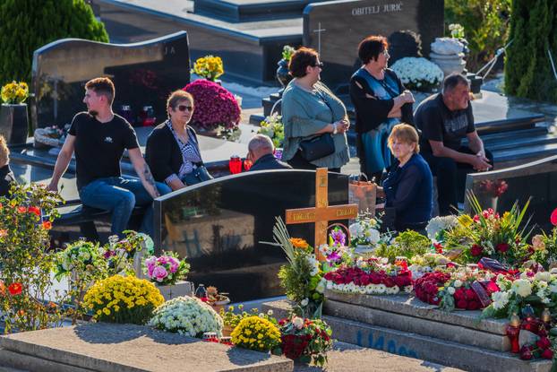 Kaštel Stari: Groblje Sv. Nikole i misa povodom blagdana Svih svetih