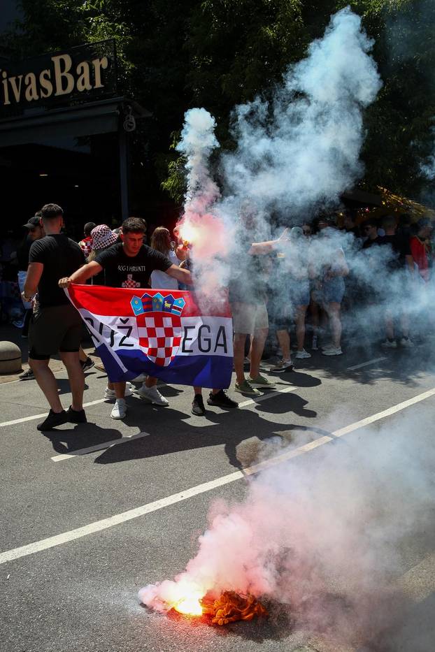 Zagreb: Zapaljene baklje u fan zoni na Bundeku uoči Thompsonovog koncerta 