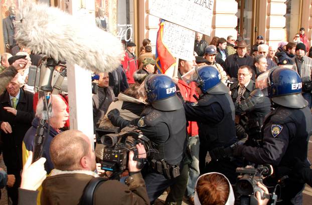 ARHIVA: Zagreb: Na prosvjedu protiv EU policija grubo privela nekolicinu prosvjednika